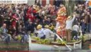 "المعركة البحرية".. كرنفال للتراشق بالزهور في جنوب فرنسا