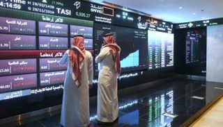 مستثمرون يراقبون حركة الأسهم في البورصة السعودية