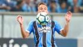 رئيس جريميو ينفي اقتراب برشلونة من ضم آرثر