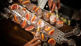 مطعم يمتلك الغابة والكهف الخاص به