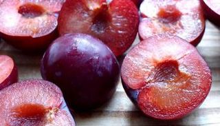 ثمرة البرقوق تحتوي على فوائد عديدة