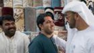 بالصور.. محمد بن زايد يزور عاملاً رفض بيع صورة "بابا زايد"