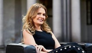 الفنانة يسرا