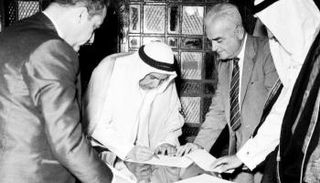الشيخ عبدالله السالم الصباح يوقع وثيقة إنهاء الحماية البريطانية