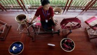 محاولة نسج وشاح طوله 1000 متر في كمبوديا