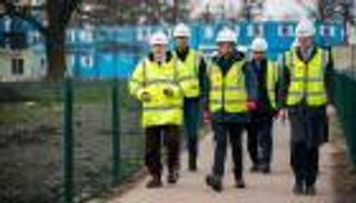 بالصور.. عبدالله بن زايد يزور مركز الدفاع والتأهيل الوطني بالمملكة المتحدة