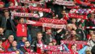 جماهير ليل تنحاز لنجمها الجزائري ضد مدربه