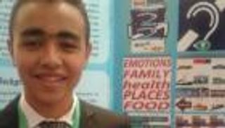 بالصور.. طالب مصري على خطى "زويل" باختراع برنامج للصم والبكم 