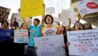 طلاب ثانوية فلوريدا.. عودة حزينة بعد مجزرة أليمة