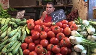 بائع في أحد أسواق العاصمة الجزائرية