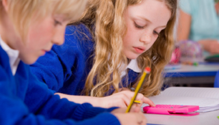 الجيل الجديد يواجه صعوبة في الإمساك بالأقلام