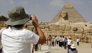 سياح بمنطقة الأهرامات - أرشيف