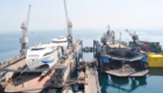 الملاحة القطرية تغرق بعد خسائر فادحة