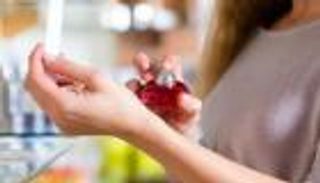 كيف تختار العطر المناسب لشخصيتك .. نصائح للرجال والنساء