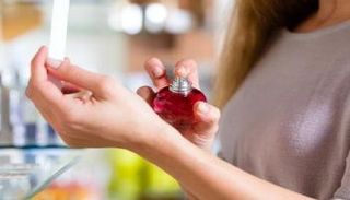 العطر المناسب لشخصيتك.. كيف تختاره؟
