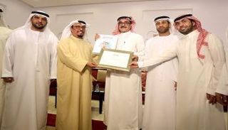  الفريق ضاحي خلفان تميم مع مؤلف الكتاب وبعض الضيوف