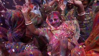 هنديات يحتفلن بمهرجان الألوان 