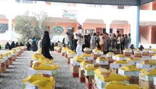 مساعدات غذائية توزعها هيئة الهلال الأحمر الإماراتي لليمنيين- أرشيفية