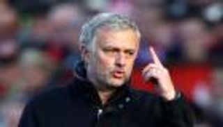 مورينيو يطلب تجديد عقود ثلاثي مانشستر يونايتد