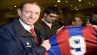 برشلونة يدرس تأبين لاعبه السابق قبل مواجهة أتلتيكو مدريد