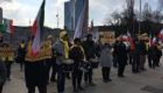 بالصور.. مظاهرات بسويسرا تدعو لاعتقال وزير العدل الإيراني