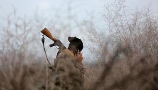 أحد أفراد قوات سوريا الديموقراطية في عفرين (رويترز)