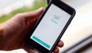 أبل وجوجل يحذفان "صراحة" من متجر التطبيقات