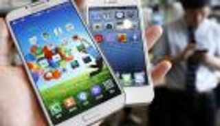 حبك لهاتفك القديم "مشكلة" لأبل وسامسونج