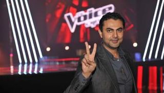 صورة أرشيفية لمحمد كريم خلال تقديمه برنامج ”ذا فويس”