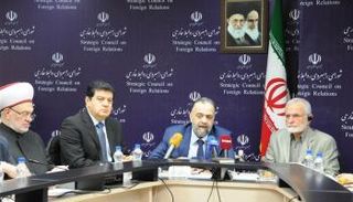 المسؤولون السوريون والإيرانيون خلال اتفاقهم على الجامعة