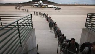 جنود من الجيش الأمريكي لدى انتهاء مهمتهم في العراق