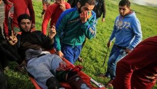 شبان فلسطينيون يحملون جريحا خلال مواجهات مع قوات الاحتلال