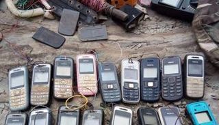 جانب من الهواتف النقالة المضبوطة