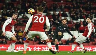 أرسنال ومانشستر سيتي في الدوري الإنجليزي