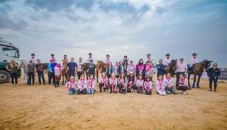 القافلة الوردية على شاطئ النخلة دبي