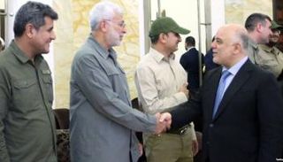 العبادي يصافح أبوالمهدي المهندس نائب رئيس الحشد الشعبي