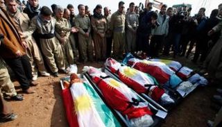 معارضون من الأكراد في مظاهرة احتجاجية على مقتل ذويهم (أرشيف)