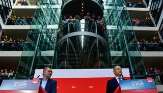 لحظة إعلان نتيجة الاستفتاء الداخلي للحزب الاشتراكي الديمقراطي - أ.ف.ب