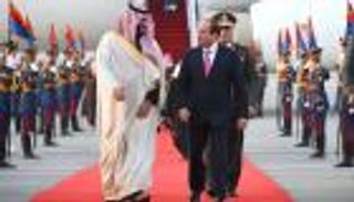 ولي العهد السعودي يصل إلى القاهرة في مستهل أولى جولاته الخارجية