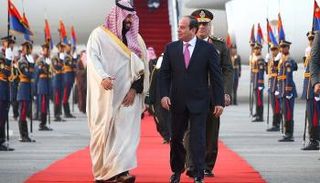 السيسي يستقبل محمد بن سلمان بمطار القاهرة 