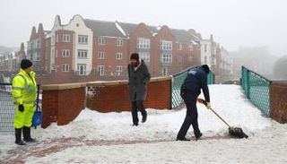 تكلفة باهظة لسقوط الثلوج في بريطانيا - رويترز