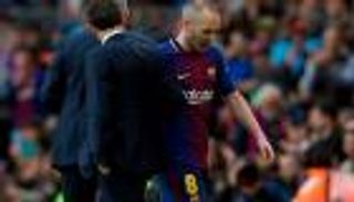 إنييستا يثير القلق في برشلونة قبل مواجهة تشيلسي