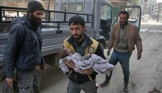 السوريون يفرون من منازلهم جراء القصف العنيف على الغوطة الشرقية- أ.ف.ب