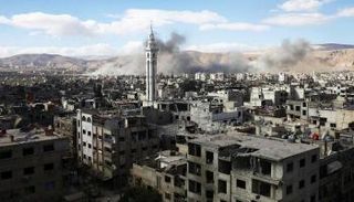 أعمدة الدخان تتصاعد في الغوطة الشرقية نتيجة القصف- أرشيفية