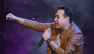  حكيم يغني في الغردقة