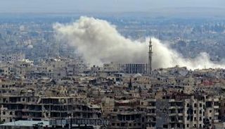 دخان متصاعد جراء غارات النظام السوري على الغوطة الشرقية- أرشيفية