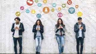 مستخدمو مواقع التواصل - أرشيفية