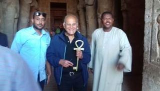 جراح القلب العالمي مجدي يعقوب في معبد أبوسمبل