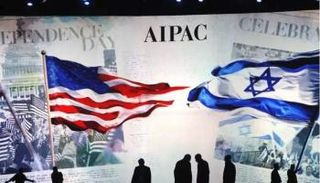 العاملون في مؤتمر أيباك 2018 أثناء التجهيز للمؤتمر (رويترز)