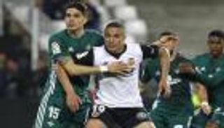 فالنسيا يفوز على بيتيس ويتمسك بمقعد دوري الأبطال